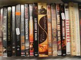 beaucoup de DVD rangés dans une boîte sur une étagère