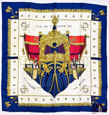 une image représentant une écharpe bleue et dorée ornée d'un blason