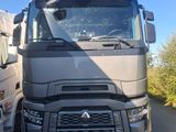 deux camions garés l'un à côté de l'autre sur le bord de la route