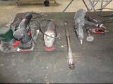 un grand nombre d'outils sur la table