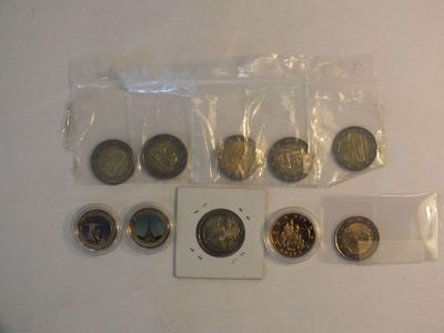 a lot of coins that are sitting on a table