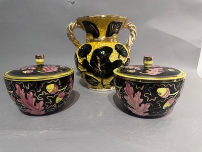 deux vases noirs et jaunes et un bol noir et jaune