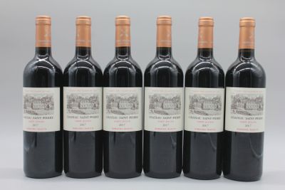 six bouteilles de vin rouge sont alignées