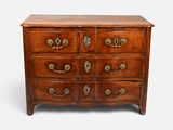 une commode ancienne avec des poignées et des boutons en laiton