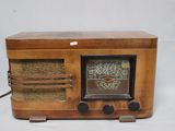 une radio à l'ancienne avec un boîtier en bois