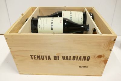 une caisse en bois contenant deux bouteilles de vin