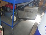 une photo d'une table bleue sur laquelle est posé un moteur Honda