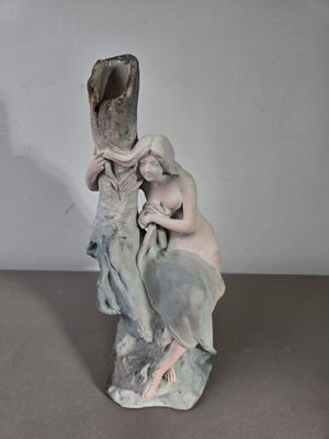 CERAMIQUE DE CHARENTON Vase en porcelaine polychrome à décor…