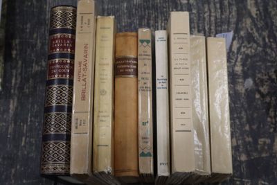 plusieurs livres sont empilés sur une table