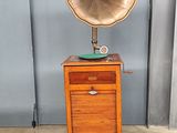 une armoire en bois sur laquelle est posé un tourne-disque