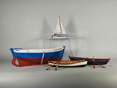deux petits bateaux posés l'un à côté de l'autre sur une table