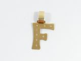 un pendentif en or sur lequel est gravée la lettre « f »