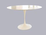 une table blanche avec un plateau en verre sur fond gris