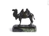 sculpture en bronze représentant un chameau, posée sur un socle en marbre, sur fond blanc