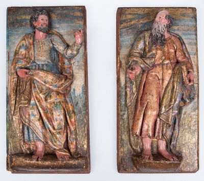 une paire de plaques en bois sculptées représentant un homme et une femme