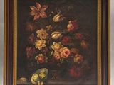 un tableau représentant des fleurs et des fruits dans un vase posé sur une table