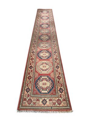 un tapis de couloir rouge et bleu sur fond blanc
