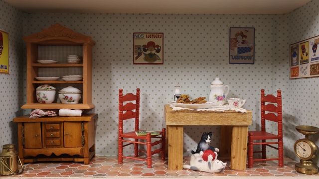 Diorama. Composition miniature, dans une vitrine en bois, vitre e...