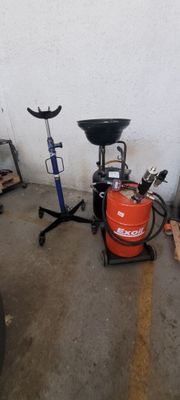 une photo d'un garage avec des outils par terre