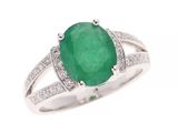 une bague en émeraude et diamant