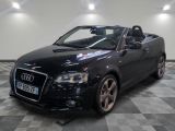 une photo d'une Audi décapotable noire garée dans un showroom