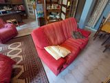 un canapé rouge au milieu d'un salon