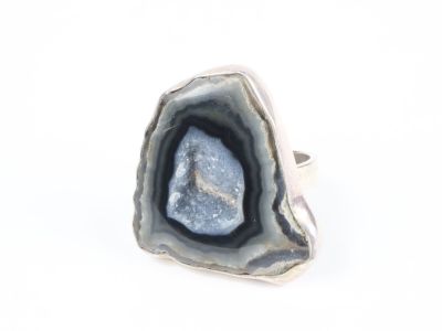 une image d'une bague sertie d'une pierre druzy bleue