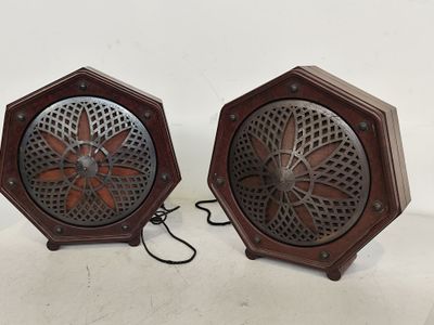 paire d'enceintes vintage en bois avec grilles métalliques, montées sur des pieds