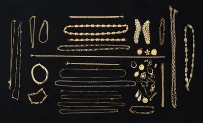 un assortiment de bijoux en or et en argent sur fond noir