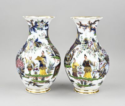 paire de vases chinois ornés de figures sur fond gris