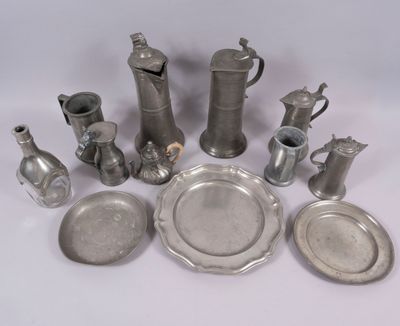 beaucoup de vaisselle en étain sur une table blanche