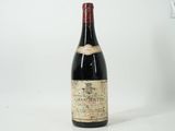 une image d'une bouteille de vin sur fond blanc