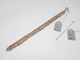 un gros plan d'un bracelet en métal orné d'étiquettes