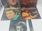 Trois CD de musique variée sont posés sur une table blanche.