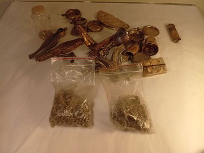 un grand nombre d'objets posés sur une table