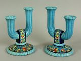 deux bougeoirs bleus posés sur une table