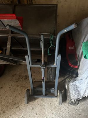 un petit diable qui se trouve dans un garage
