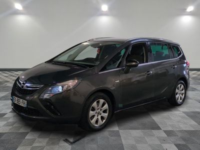 la photo d'une voiture grise garée dans un garage