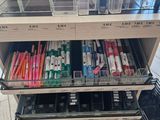 beaucoup de stylos et de crayons sur l'étagère