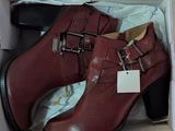une boîte contenant une paire de bottes rouges