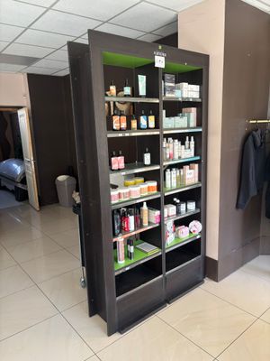 un magasin dont les rayons regorgent de produits