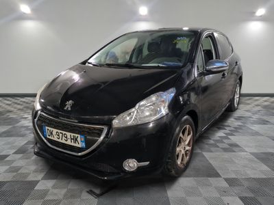 la photo d'une voiture noire garée dans un garage