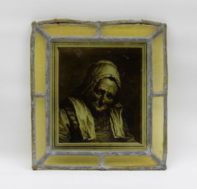 une vieille photo d'une femme portant un turban, dans un cadre en vitrail