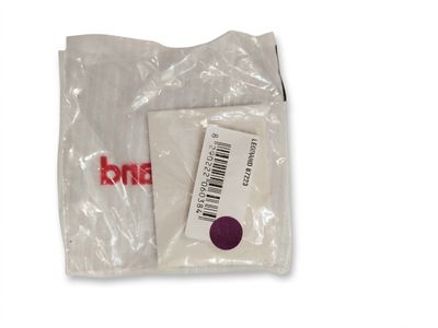 un sac blanc orné d'une étiquette rouge et blanche