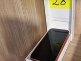 un téléphone portable posé sur une étagère dans une petite pièce