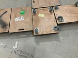 quatre morceaux de bois munis de roulettes, posés par terre