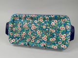 un plateau à motifs floraux bleu et rose, muni d'anses