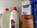 de nombreux types de produits d'entretien sur une étagère