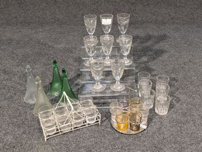 beaucoup de verres par terre, les uns à côté des autres