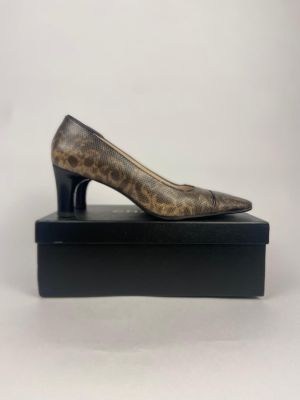 une image représentant une paire de chaussures pour femme posée sur une boîte noire